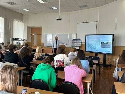 Ведущий специалист КЦПИТ ЯрГУ Иван Моднов провел лекцию для первокурсников факультета иностранных языков