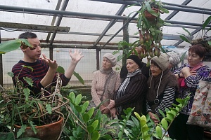 На факультете биологии и экологии ЯрГУ прошла благотворительная экскурсия для ярославцев «серебряного» возраста