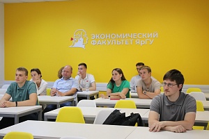 Декан экономического факультета ЯрГУ Дмитрий Брюханов встретился с абитуриентами